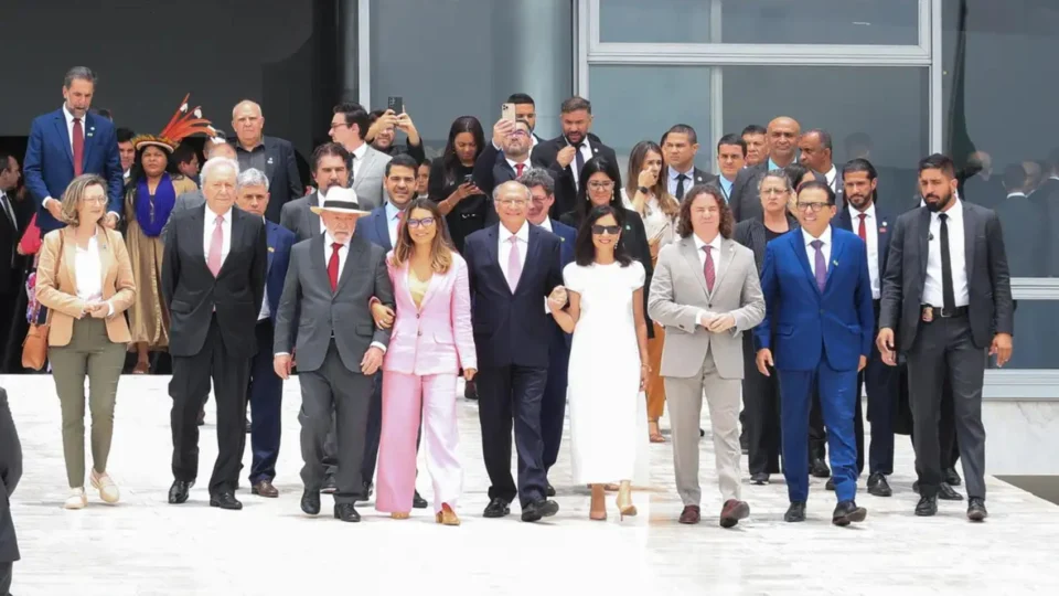 ‘Ainda estamos aqui’, declara Lula no ato simbólico de 8 de janeiro em memória à democracia