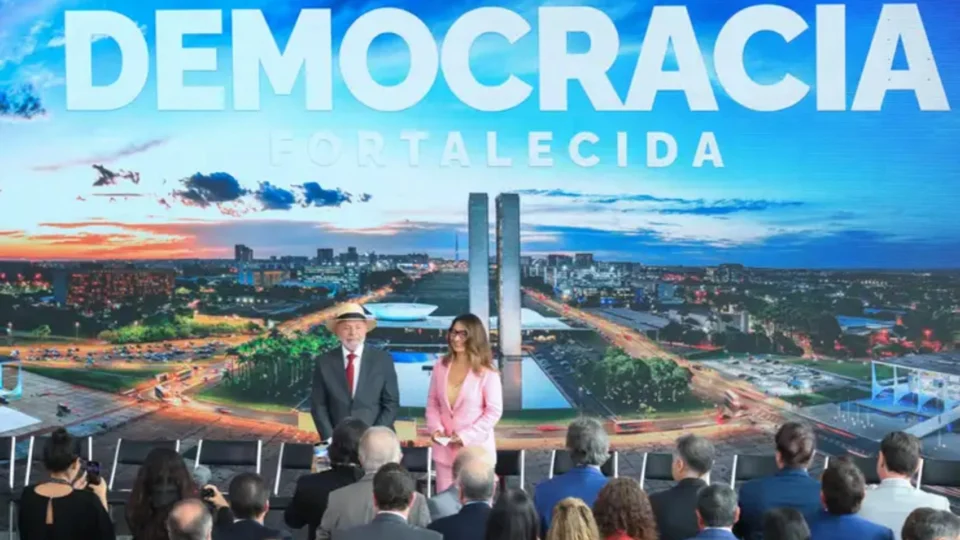 Lula compara amor pela democracia ao de marido por amante em discurso de 8 de janeiro