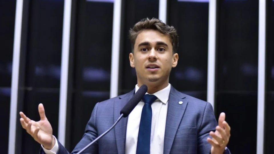 Nikolas Ferreira inicia caminhada de 240 km até Brasília em protesto político