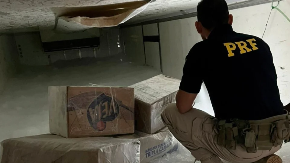 PRF apreende drogas escondidas em caminhão de peixes em Ji-Paraná, RO