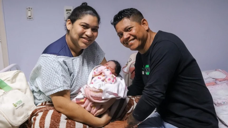Primeiro bebê de 2025 nasce logo após meia-noite no Amazonas