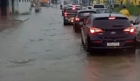 Ruas e casas ficam alagadas após forte chuva em Porto Velho; veja vídeo