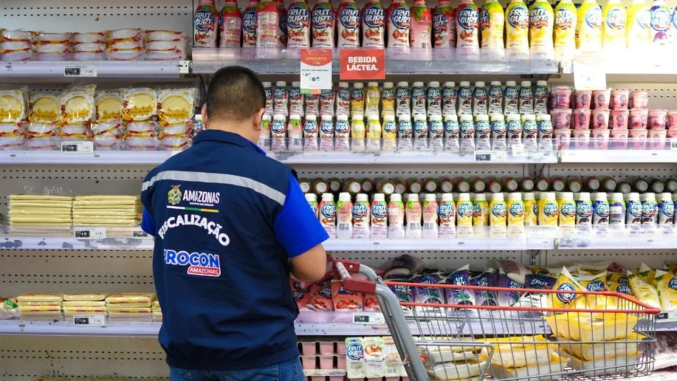 Supermercado é autuado por vender alimentos vencidos na zona Leste de Manaus