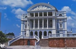 Teatro Amazonas azul? Saiba quando aconteceu e quais cores já passaram pelo maior símbolo cultural de Manaus