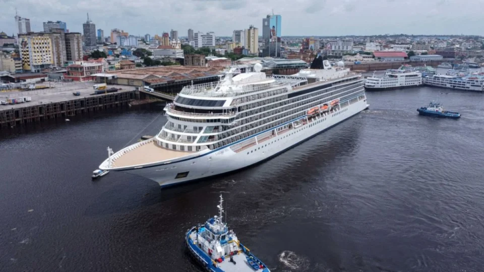 Temporada de cruzeiros: navio Viking Sea chega a Manaus com mais de mil turistas