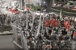 Vídeo: torcedores do Vasco derrubam portão e invadem a Arena da Amazônia, em Manaus