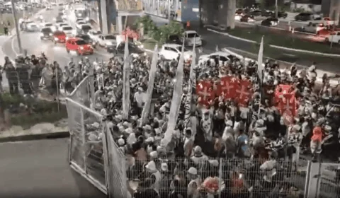 Vídeo: torcedores do Vasco derrubam portão e invadem a Arena da Amazônia, em Manaus