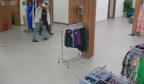 Criminoso aponta arma e tranca funcionários durante assalto a loja em Manaus; veja vídeo