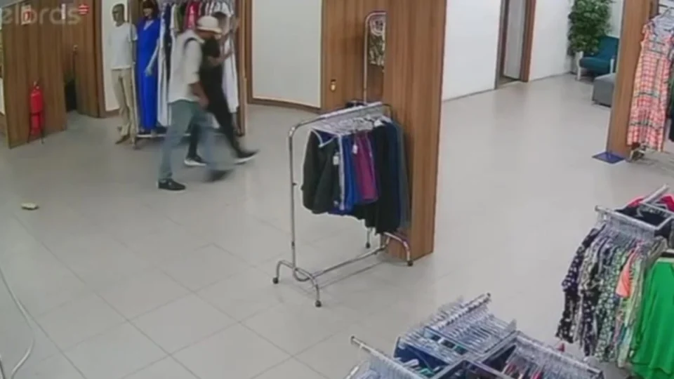 Criminoso aponta arma e tranca funcionários durante assalto a loja em Manaus; veja vídeo