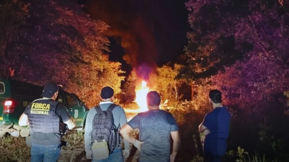 Avião usado no garimpo ilegal é destruído em operação em Boa Vista; quatro são presos