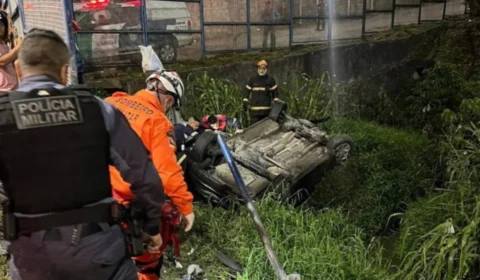 VÍDEO: carro capota e cai em igarapé na avenida Torquato Tapajós, em Manaus