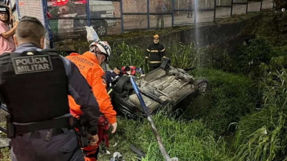 VÍDEO: carro capota e cai em igarapé na avenida Torquato Tapajós, em Manaus