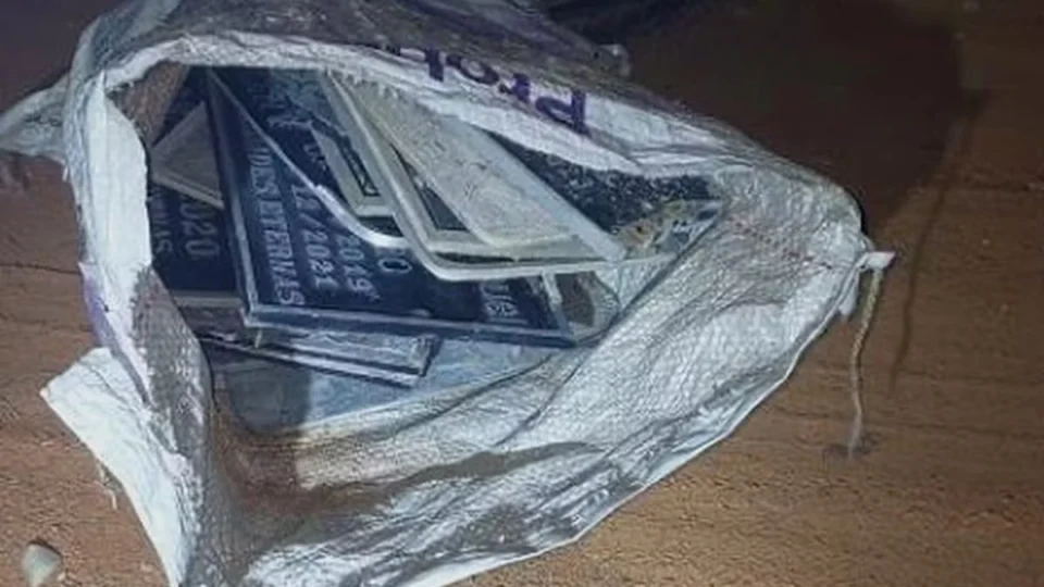 Placas de lápides são furtadas de cemitério em Ariquemes, Rondônia