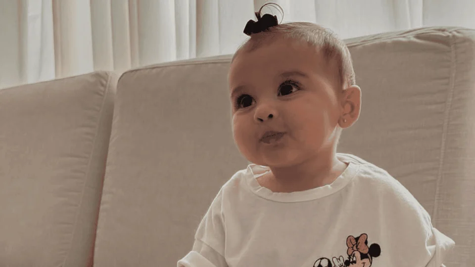 Helena, filha de Neymar, encanta web com look inspirado no futebol; veja cliques