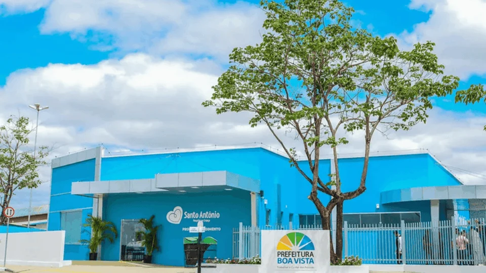 Criança fica ferida ao manusear arma do padrasto dentro de casa, em Roraima