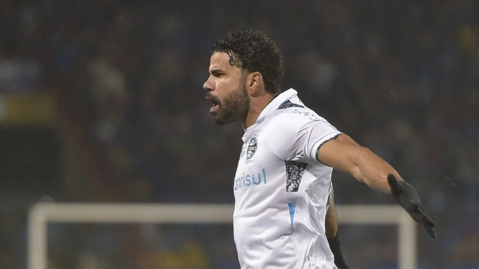 Veja quem são os jogadores famosos sem clube que buscam um novo destino em 2025