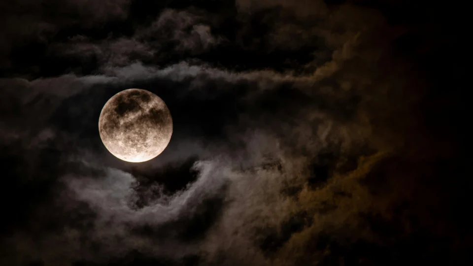 Primeira lua cheia de 2025 e conjunção com marte: conheça rituais de prosperidade e amor