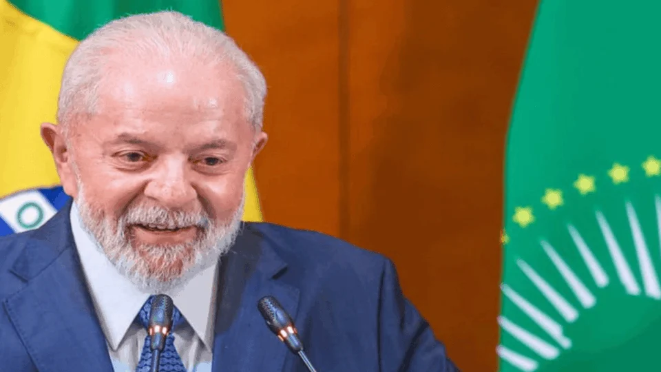 Lula deve discutir maus-tratos a deportados com ministros nesta terça (28)