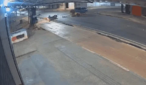 Carro invade preferencial e atinge motociclista em avenida de Boa Vista