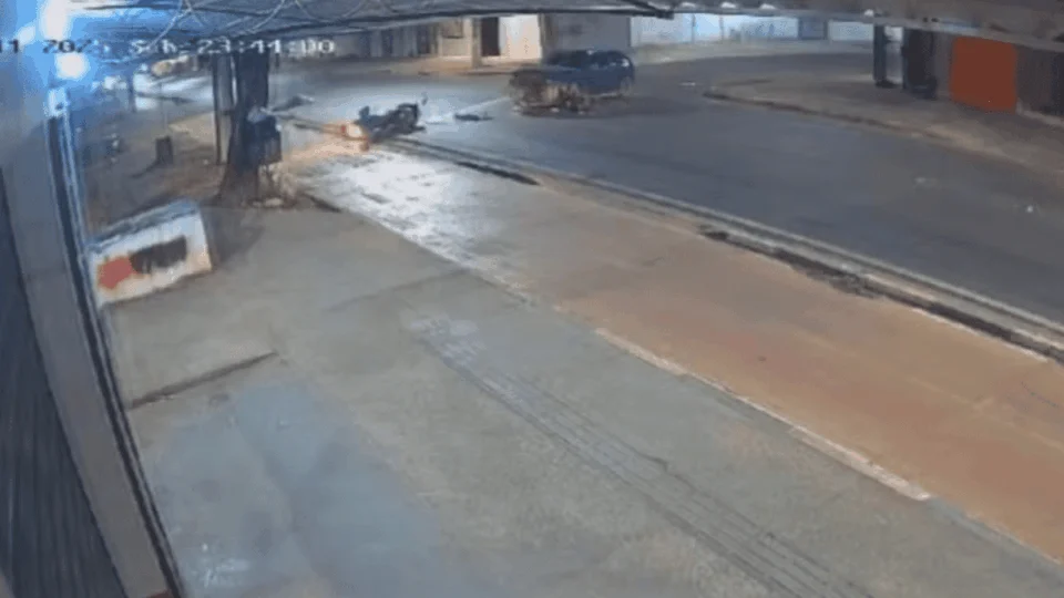 Carro invade preferencial e atinge motociclista em avenida de Boa Vista