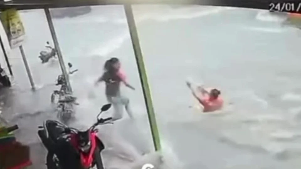 ‘Super-herói’: homem salva mulher de ser arrastada pela enxurrada durante chuva em Manaus; veja vídeo