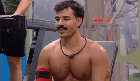 Fotos de Mateus trocando de roupa no BBB 25 circulam na web