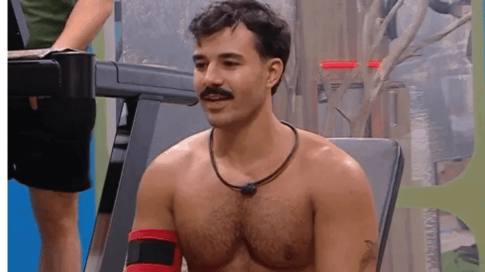 Fotos de Mateus trocando de roupa no BBB 25 circulam na web