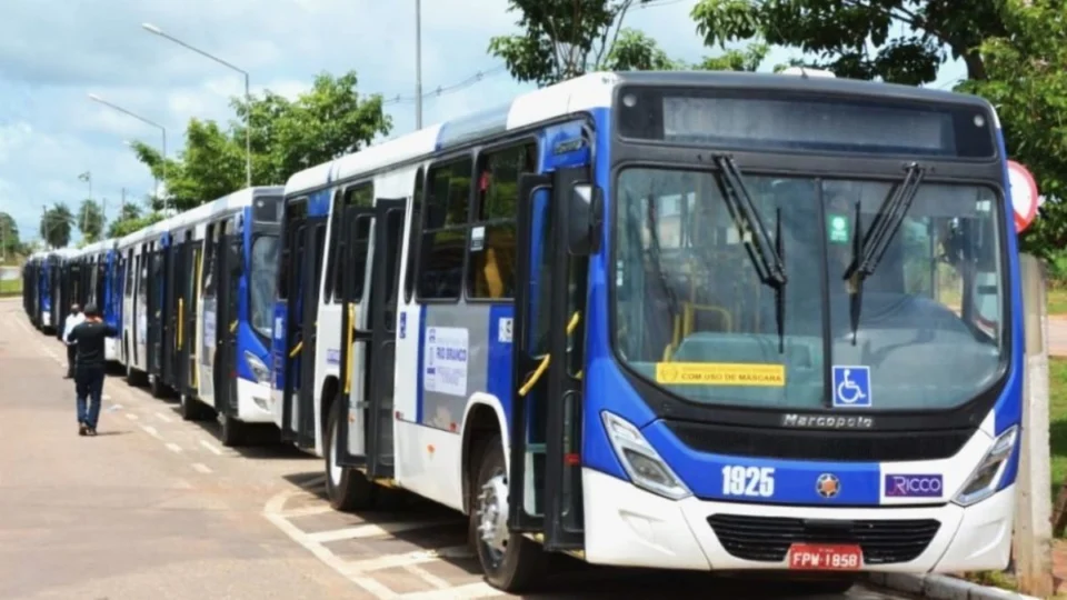 Rodoviários em Rio Branco param atividades por atraso de salários e cobram benefícios