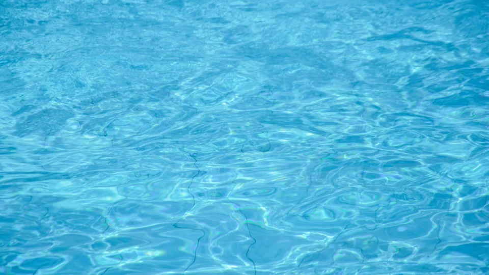 Criança de 3 anos se afoga em piscina em Rio Branco e é reanimada por familiares