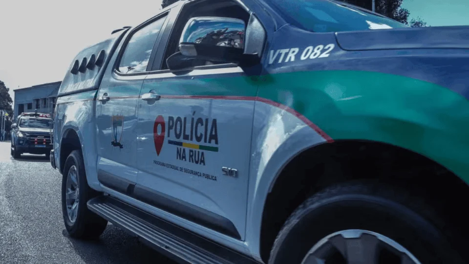 Homem tenta atropelar policiais, bate carro em portão e é capturado em Boa Vista