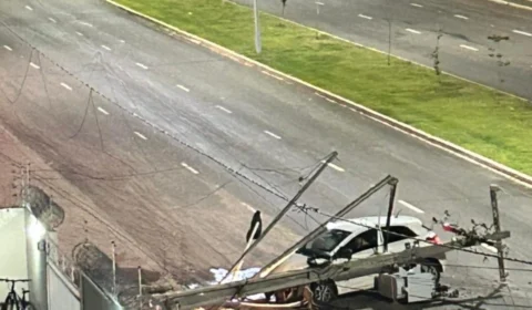 Poste é atingido por carro em Palmas e mais de três mil pessoas ficam sem energia