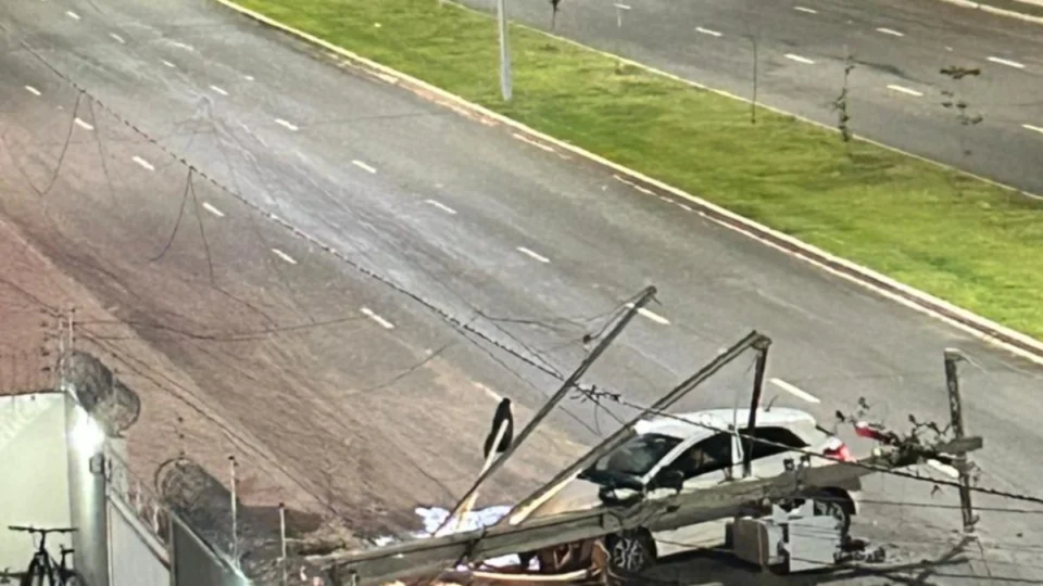 Poste é atingido por carro em Palmas e mais de três mil pessoas ficam sem energia