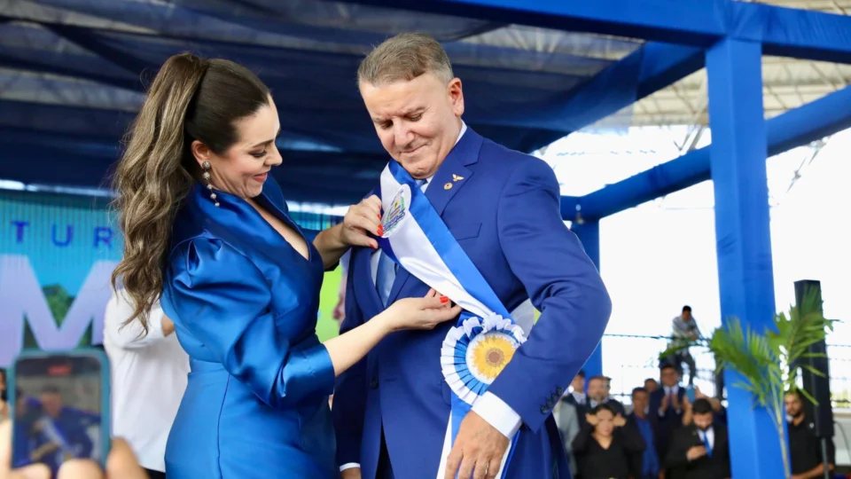 Prefeito Eduardo Siqueira recebe faixa, anuncia obras e projetos para Palmas