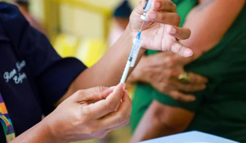 Confira onde se vacinar contra a dengue, gripe e covid-19 neste sábado (18) em Manaus