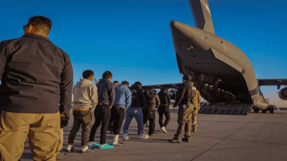Primeiro voo com imigrantes deportados pelo governo Trump chega ao Brasil hoje (24)
