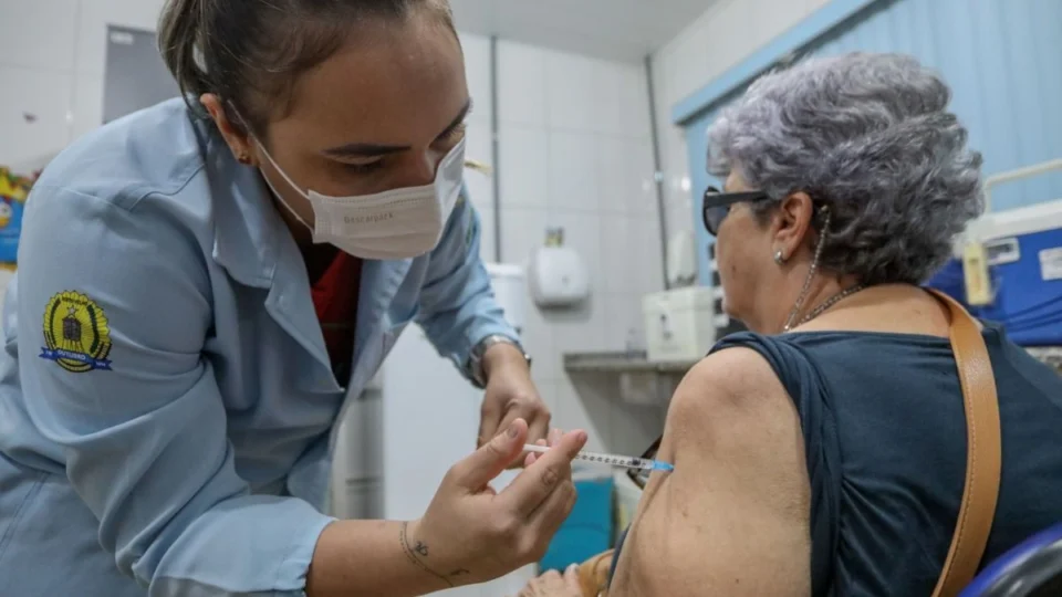 Vacina da Gripe 2025: quem pode tomar, riscos e benefícios explicados em guia completo