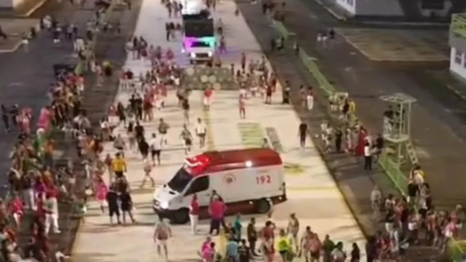 Alegoria cai durante ensaio no sambódromo de Manaus e deixa dois feridos