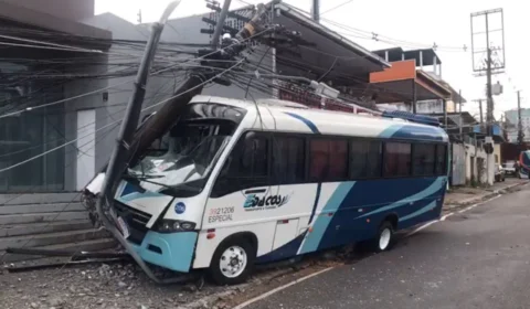 Acidente deixa avenida Darcy Vargas interditada em Manaus; veja vídeo