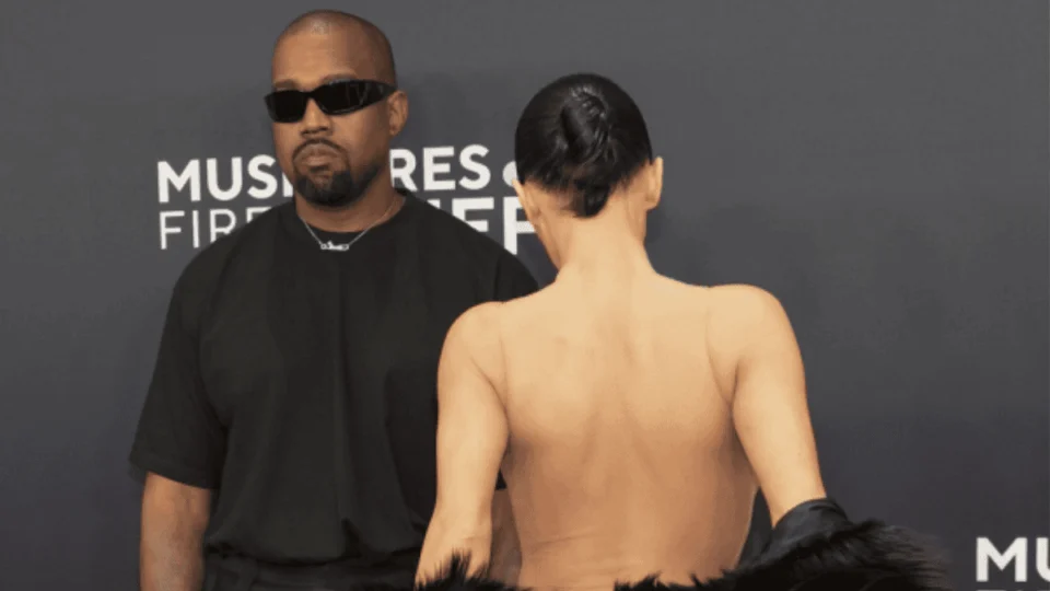 Fotos de Bianca Censori no Grammy 2025 seminua circulam na Web