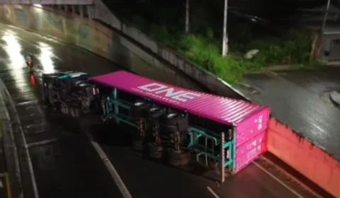 Caminhão com 42 toneladas tomba na avenida das Torres durante forte chuva em Manaus