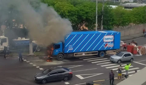 Caminhão da Bemol pega fogo e deixa trânsito parado na ‘bola’ do Coroado, em Manaus; veja vídeo