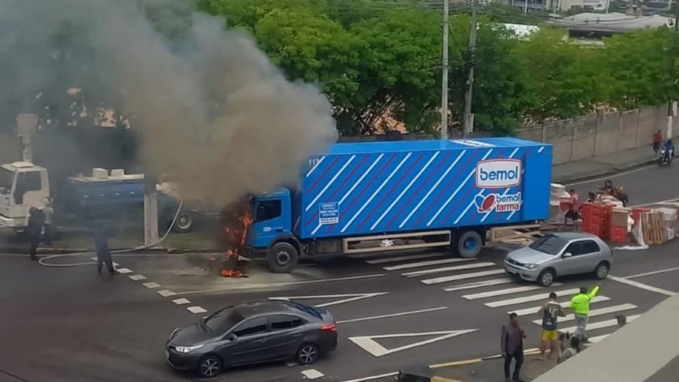 Caminhão da Bemol pega fogo e deixa trânsito parado na ‘bola’ do Coroado, em Manaus; veja vídeo