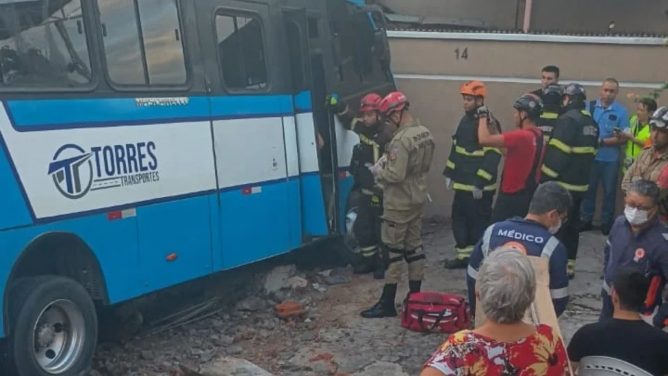 Enfermeira tem braço arrancado e morre ao ser atropelada por ônibus em Manaus; veja vídeo