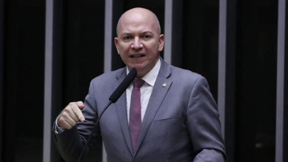 O povo paga o preço? Prefeito de Sena Madureira (AC) é suspeito de comprar quase R$ 12 milhões em combustível sem licitação