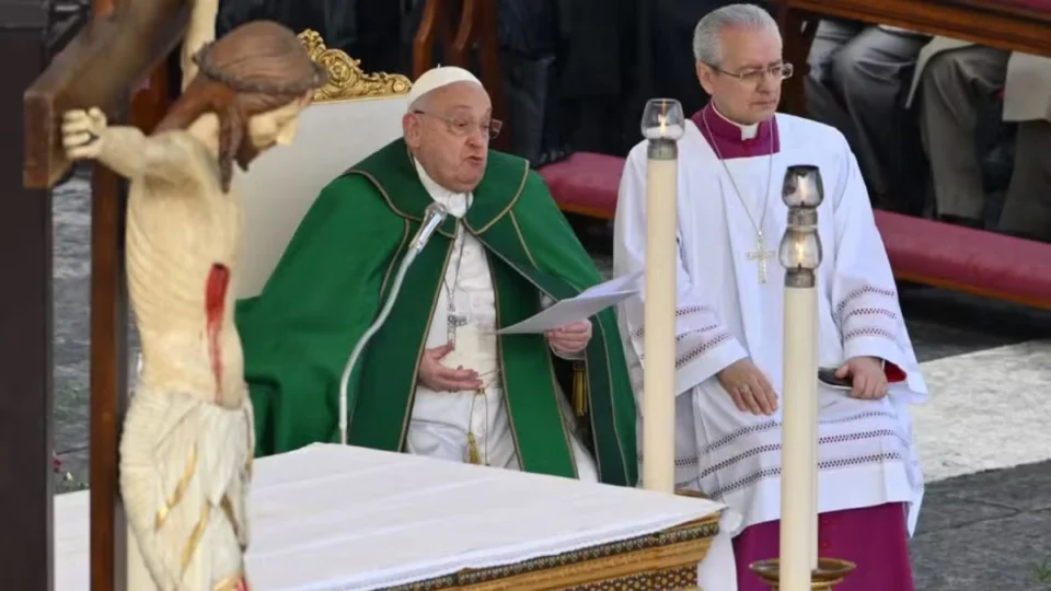 Papa Francisco é hospitalizado para tratar bronquite, diz Vaticano; veja seu estado de saúde