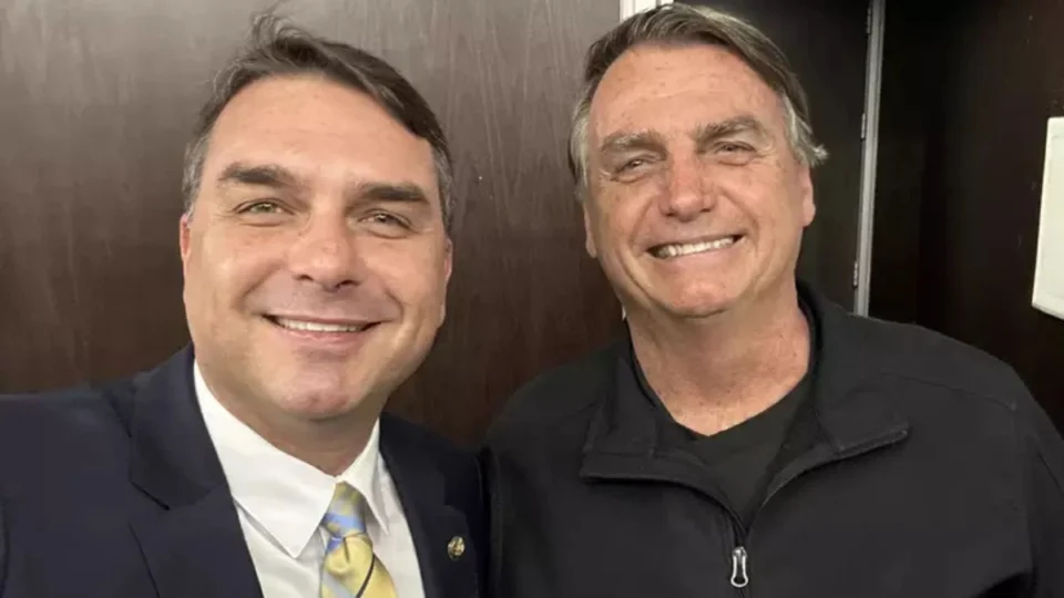 ‘Bolsonaro vai ser presidente eleito em primeiro turno’, diz Flávio Bolsonaro após denúncia da PGR