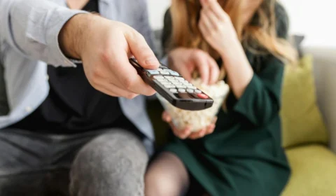 Qual a diferença entre novela e série? Entenda as semelhanças e diferenças