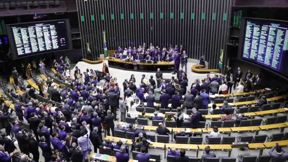 Escolas que se recusarem a matricular alunos podem ser penalizadas; entenda a proposta