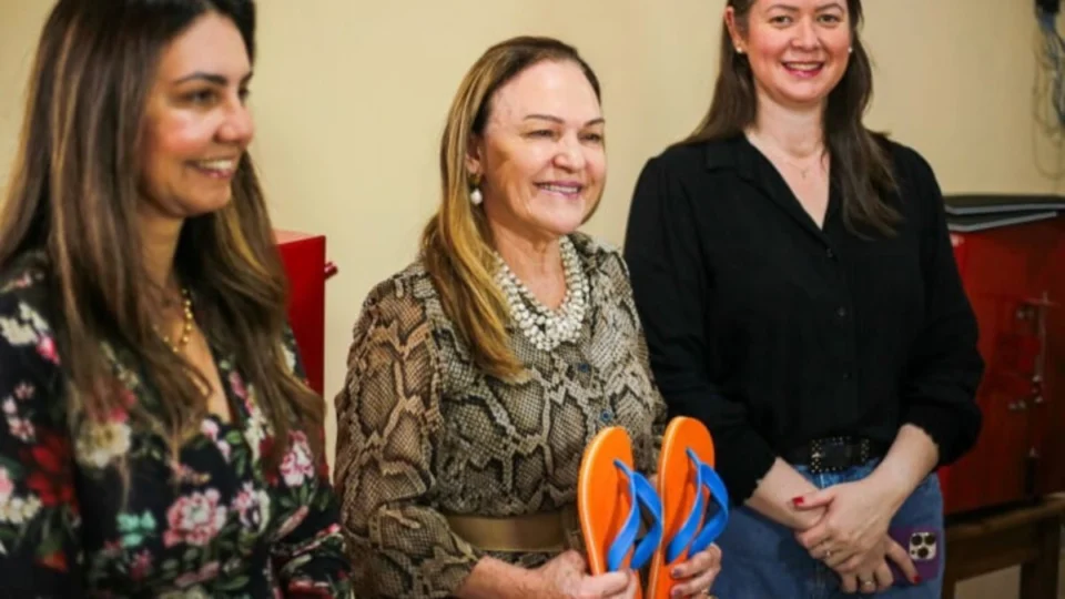 Fábrica de chinelos em presídio é inaugurada no Acre