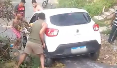 Carro de aplicativo fica atolado em cratera de rua na zona Leste de Manaus; veja vídeo